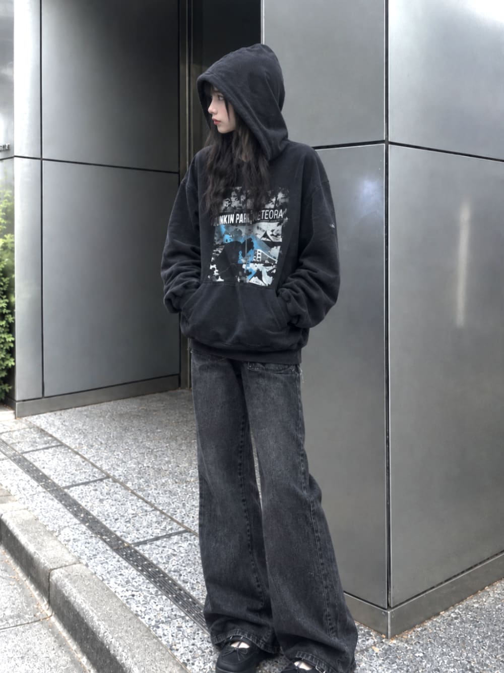 ブラック系のパーカー、ブラック系のデニムパンツ、ブラック系のバレエシューズを着用したレディースの秋コーディネートの1枚目の写真