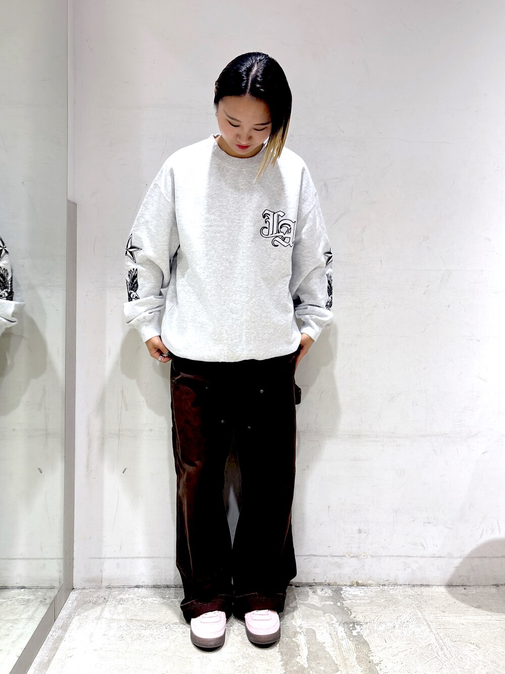 XLARGE（エクストララージ）の「GRAFFITI EMBROIDERY CREWNECK SWEAT