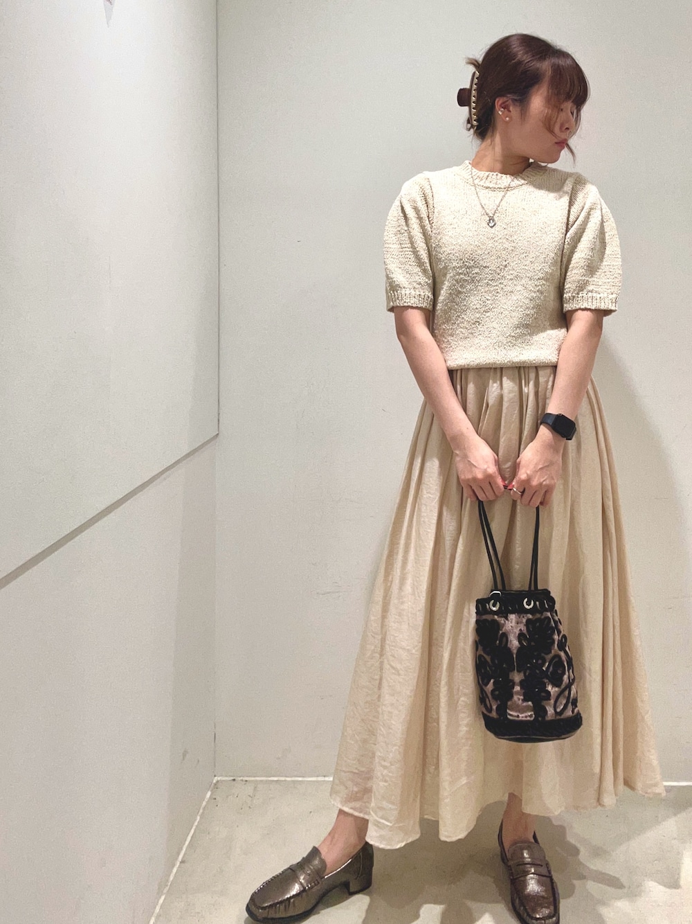 「ショルダーバッグ、ブラウン、きれいめカジュアル、秋服準備はじめました、ロングスカート、小物で作る初秋コーデ、大人コーデ、オトナカワイイ、おでかけコーデ、シンプル、着回しコーデ、ガーリー、30代、20代」｜「KBFのハーフスリーブクロップドニット（ニット/セーター、ホワイト系）」を使った、yukichiさん（レディース・162cm）の秋コーディネートの1枚目の写真