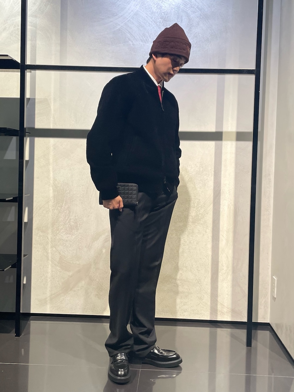 ブラック系のブルゾン、レッド系のネクタイ、ブラック系のその他パンツを着用したメンズの秋コーディネートの1枚目の写真