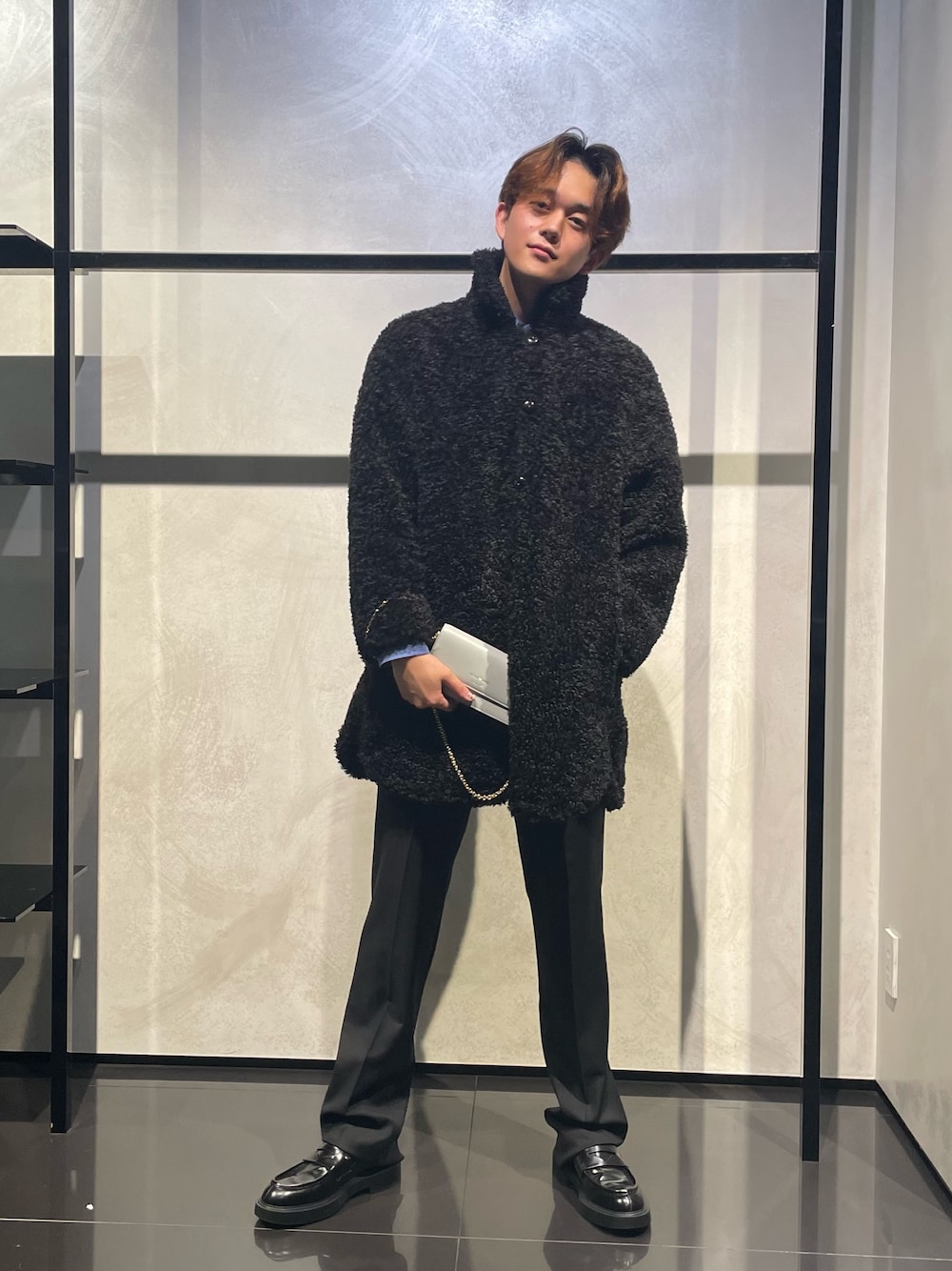 ブラック系のその他アウター、ブラック系のショルダーバッグ、ブラック系のその他パンツを着用したメンズの秋コーディネートの1枚目の写真