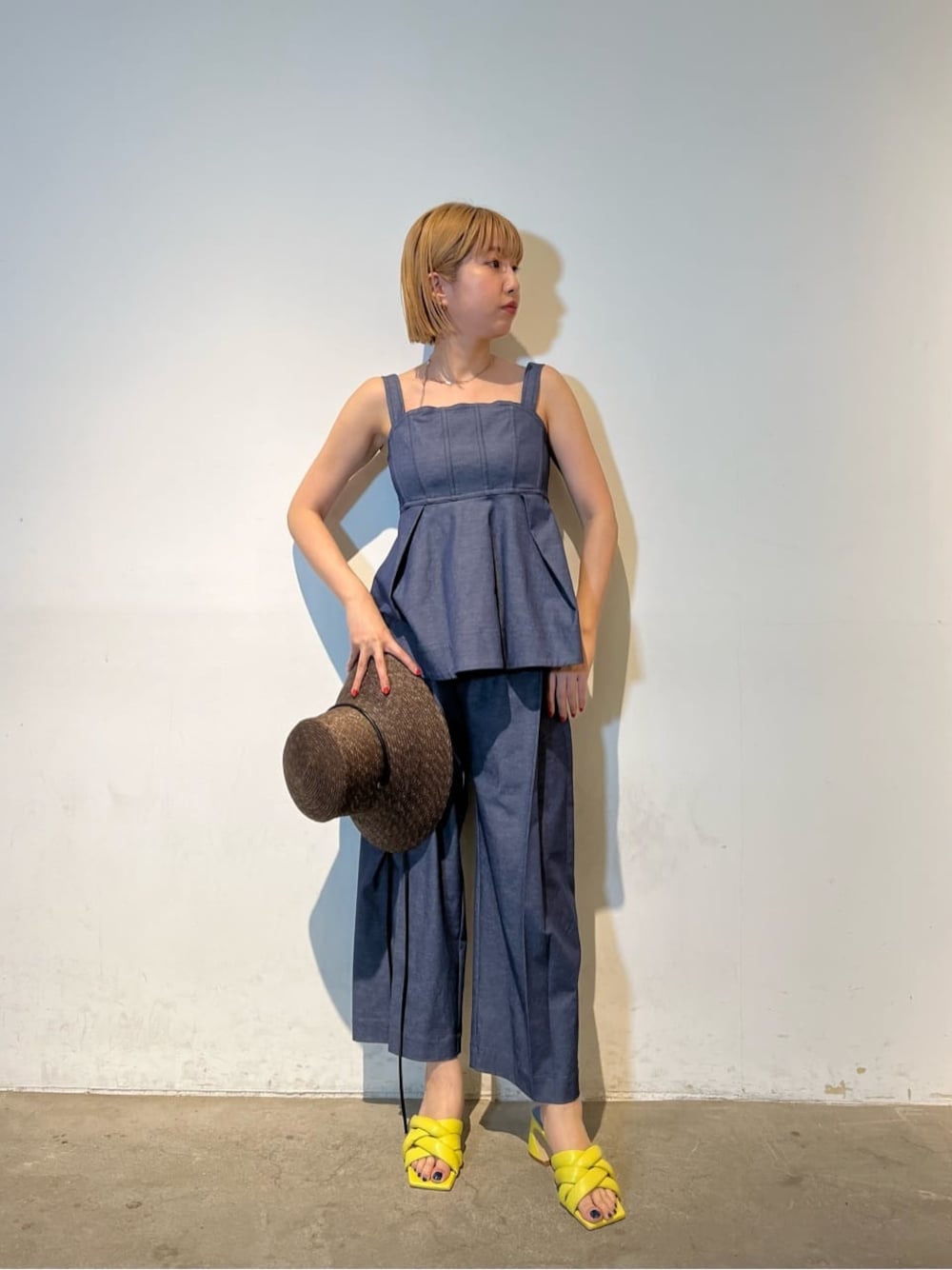 「大人カジュアル、モード、切替デザイン、チュニック、デニムコーデ、カップ付き、ELENDEEK、セパレート、エレンディーク、襟デザイン、ワントーン、1枚でさまになる、リラックス、パンツ、セットアップ」｜「ELENDEEKのFRONT CROSS MULE（サンダル、イエロー系）」を使った、NORIKO NAKATSURUさん（レディース・162cm）の春コーディネートの1枚目の写真