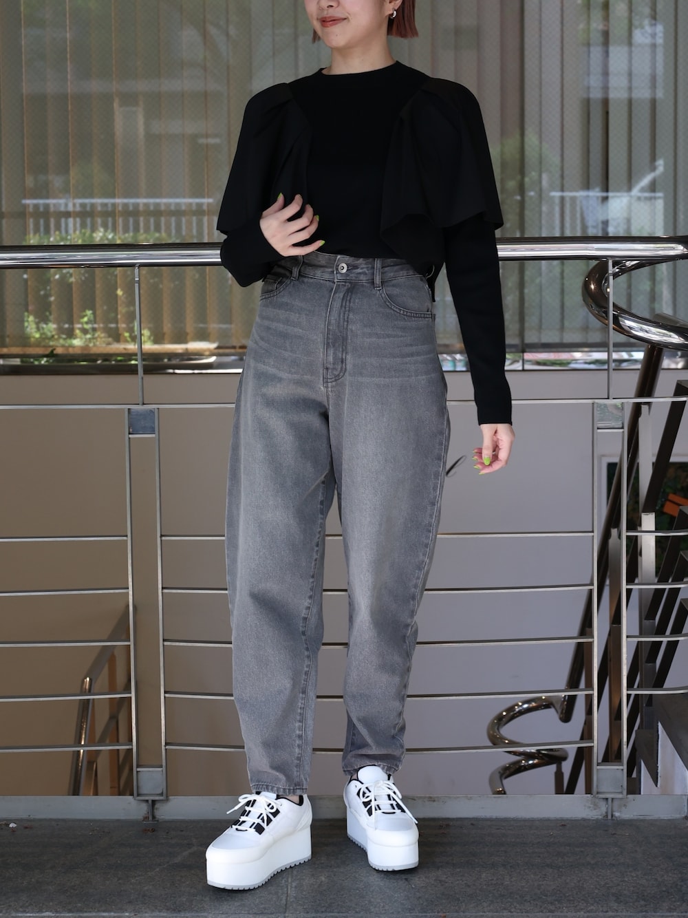「エレンディーク、ELENDEEK、フリルトップス、デザイントップス、きれいめカジュアル、フリル襟、大人カジュアル、厚底シューズ、厚底スニーカー」｜「ELENDEEKのカーブフォルムデニム（デニムパンツ、グレー系）」を使った、NORIKO NAKATSURUさん（レディース・162cm）の春コーディネートの1枚目の写真