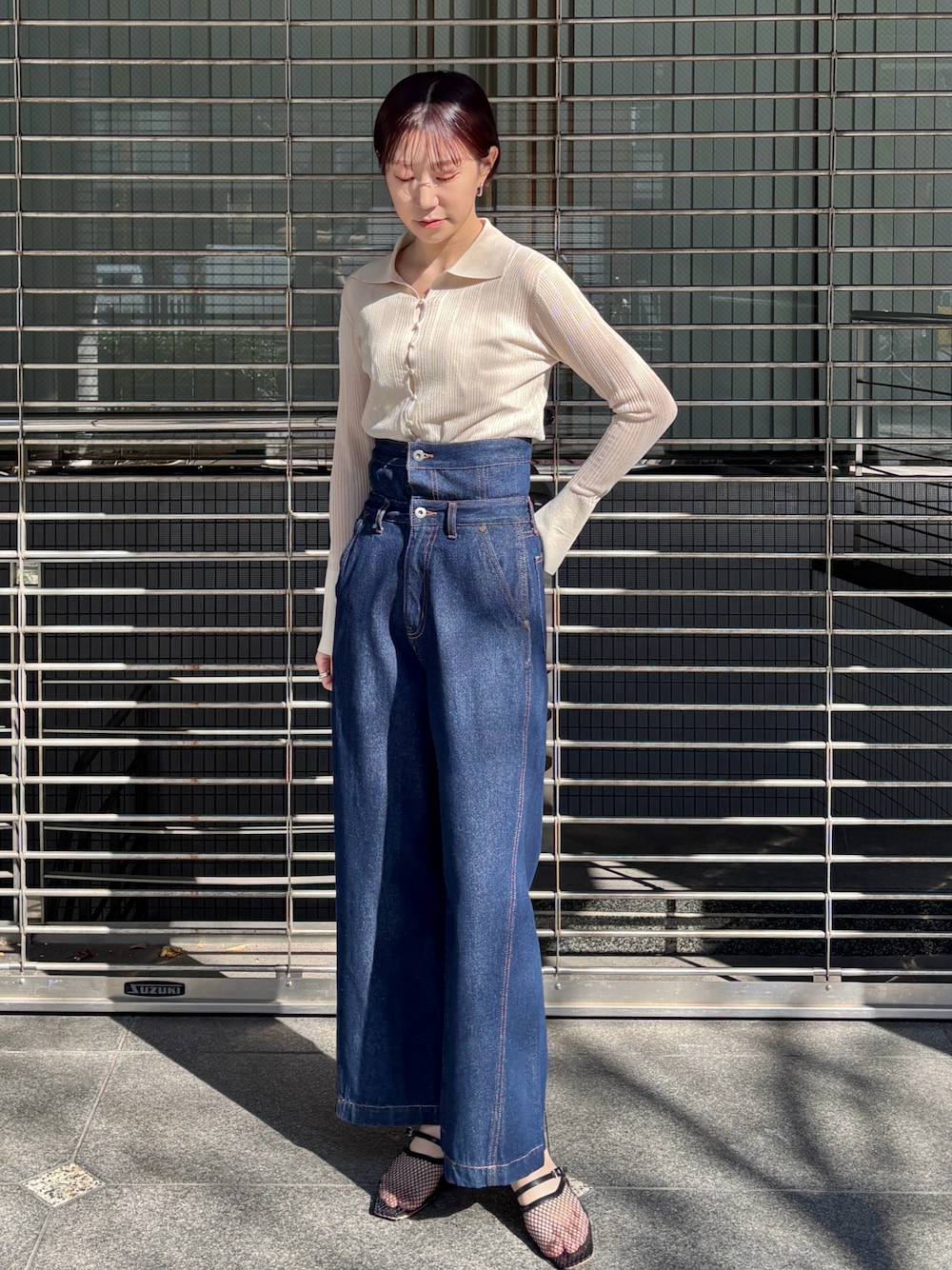 ホワイト系のTシャツ/カットソー、ブラック系のサンダル、ブルー系のデニムパンツを着用したレディースの春コーディネートの1枚目の写真