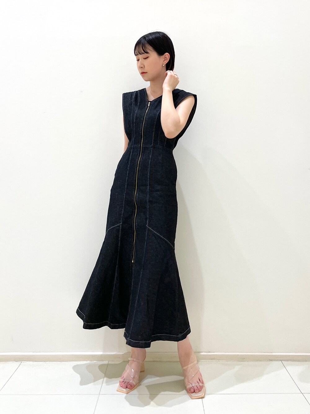 ブラック系のワンピース、ベージュ系のカーディガン/ボレロ、その他のサンダルを着用したレディースの春コーディネートの1枚目の写真