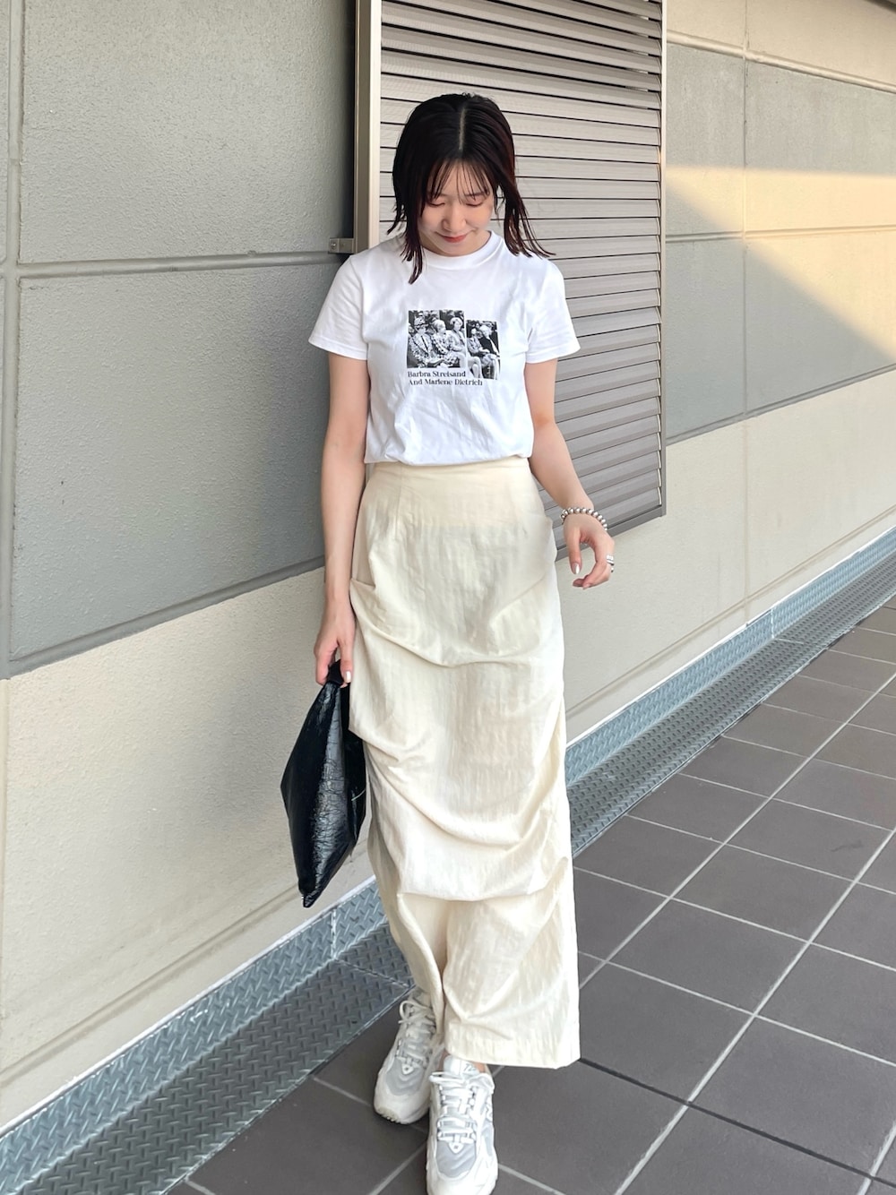 ホワイト系のTシャツ/カットソー、ホワイト系のスカートを着用したレディースの夏コーディネートの1枚目の写真