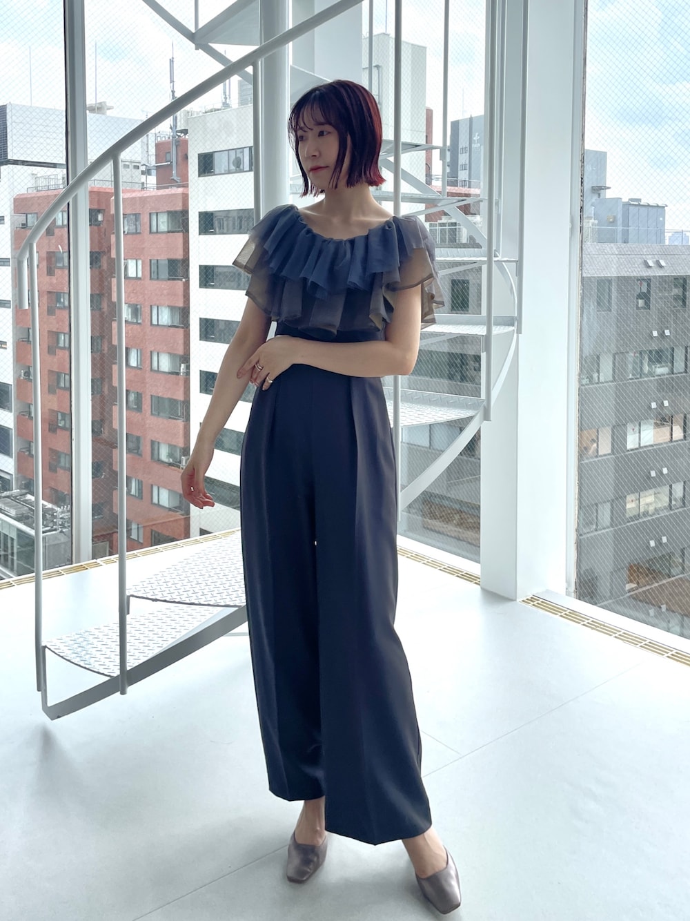 その他のパンプス、グレー系のパンツドレスを着用したレディースの夏コーディネートの1枚目の写真