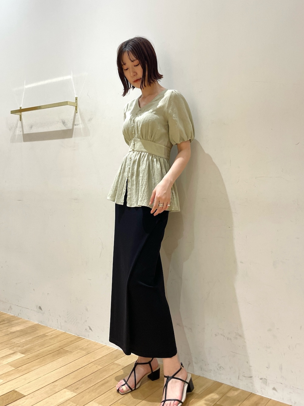 ブラック系のサンダル、グリーン系のシャツ/ブラウス、ブラック系のスカートを着用したレディースの夏コーディネートの1枚目の写真