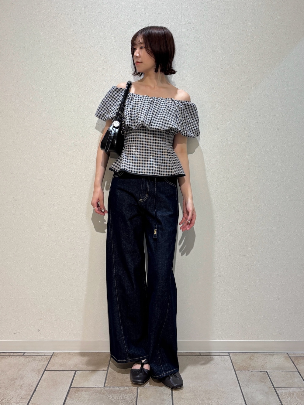 ブラック系のシャツ/ブラウス、ブルー系のデニムパンツ、ブラウン系のサンダルを着用したレディースの夏コーディネートの1枚目の写真