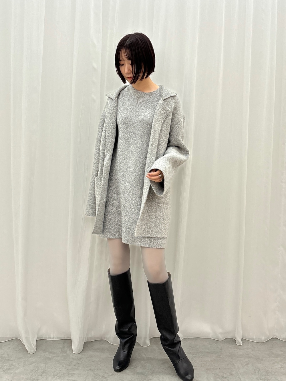 グレー系のワンピース、グレー系のテーラードジャケットを着用したレディースの秋コーディネートの1枚目の写真