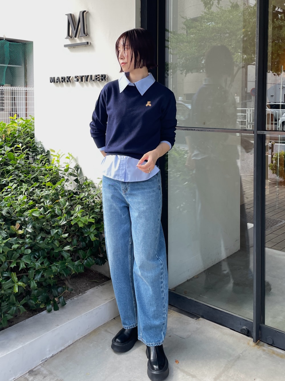 ブルー系のデニムパンツ、ブラック系のブーツ、ブルー系のニット/セーターを着用したレディースの秋コーディネートの1枚目の写真