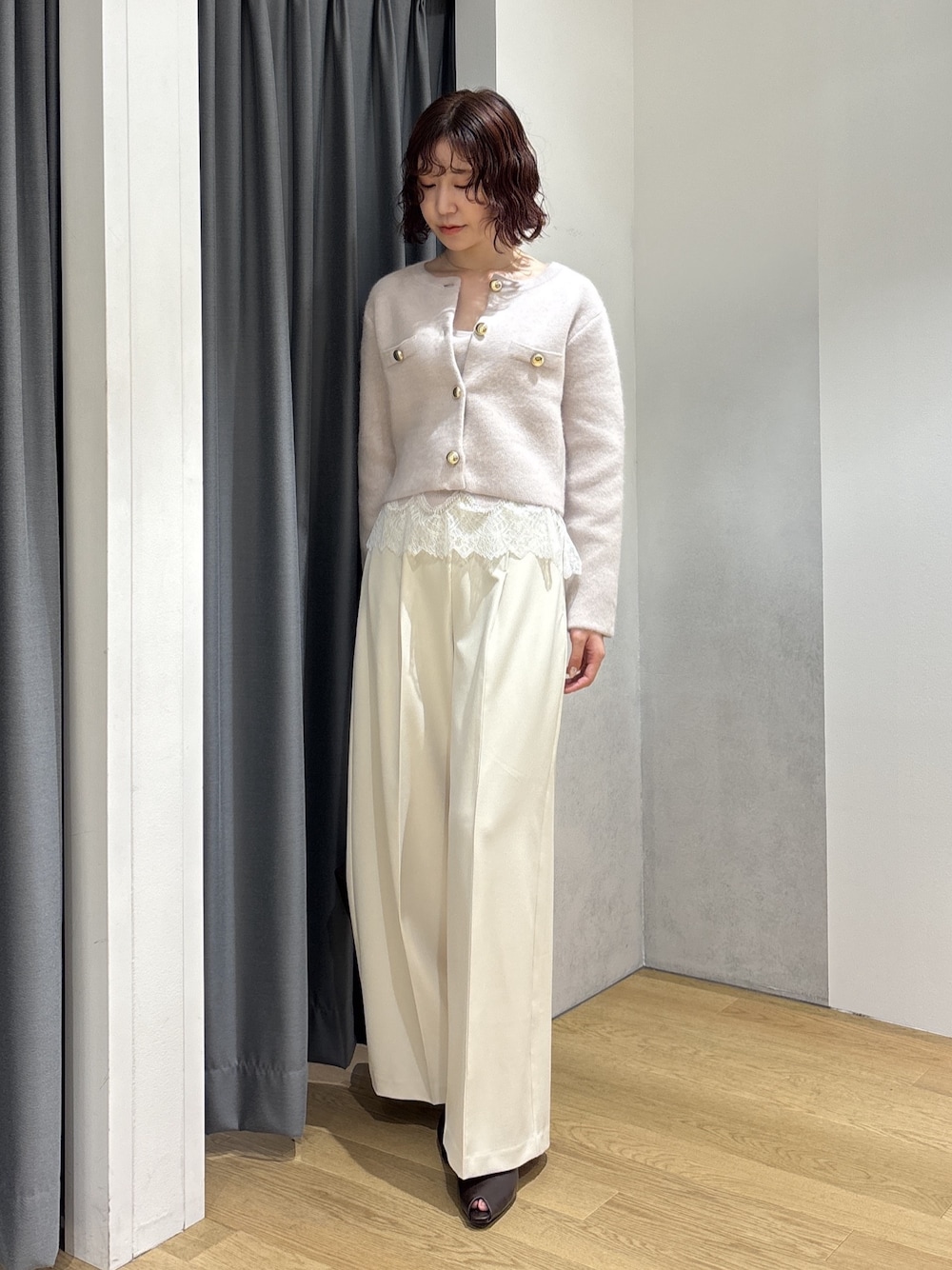 ホワイト系のその他パンツ、ベージュ系のキャミソール、ベージュ系のノーカラージャケットを着用したレディースの秋コーディネートの1枚目の写真