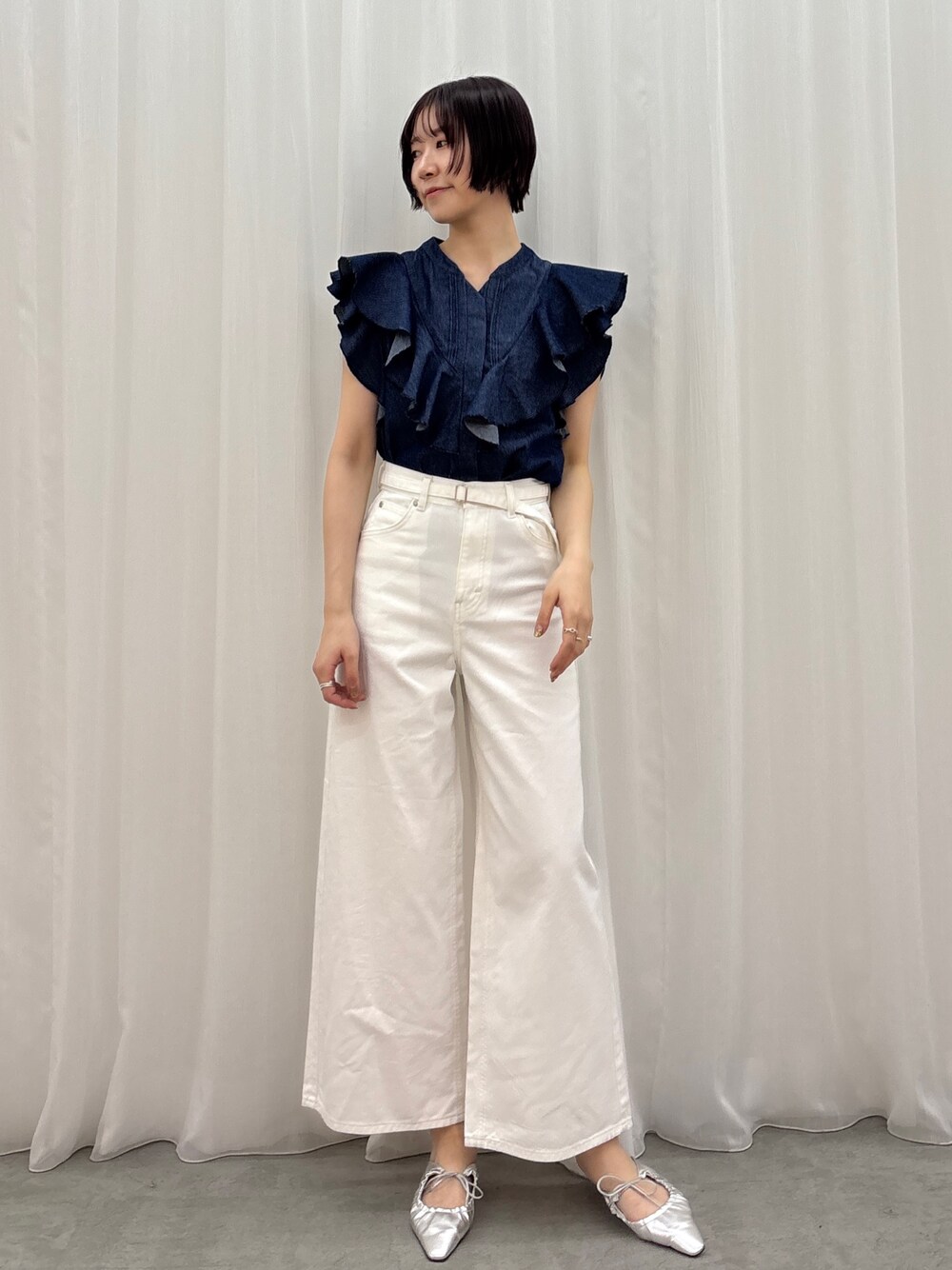ホワイト系のデニムパンツ、ブルー系のシャツ/ブラウス、シルバー系のサンダルを着用したレディースの春コーディネートの1枚目の写真