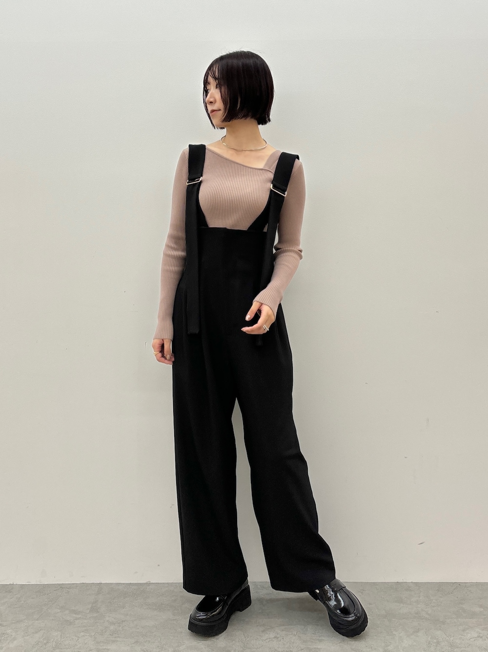 ブラック系のその他パンツ、ピンク系のニット/セーター、ブラック系のローファーを着用したレディースの秋コーディネートの1枚目の写真