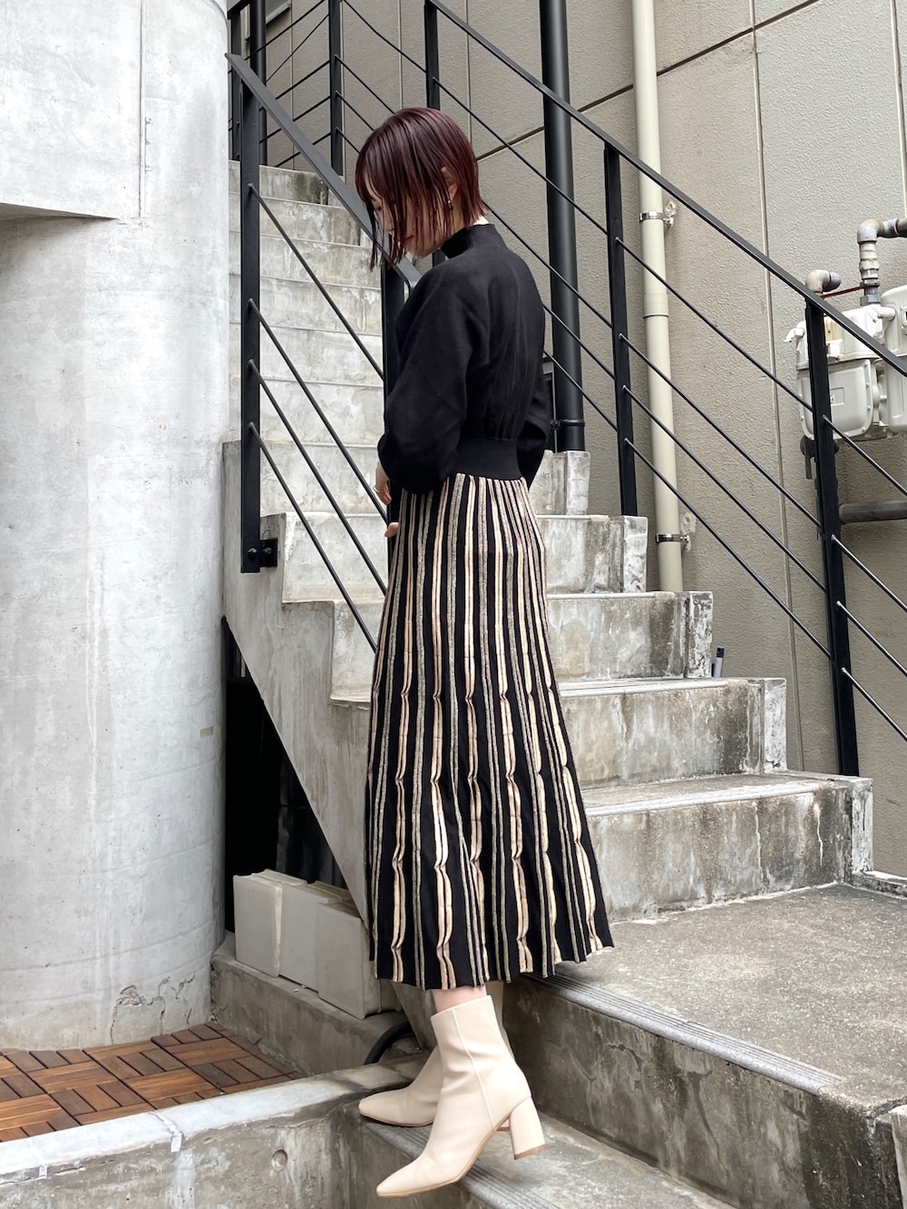 ホワイト系のブーツ、ブラック系のワンピース、グレー系のノーカラーコートを着用したレディースの冬コーディネートの1枚目の写真