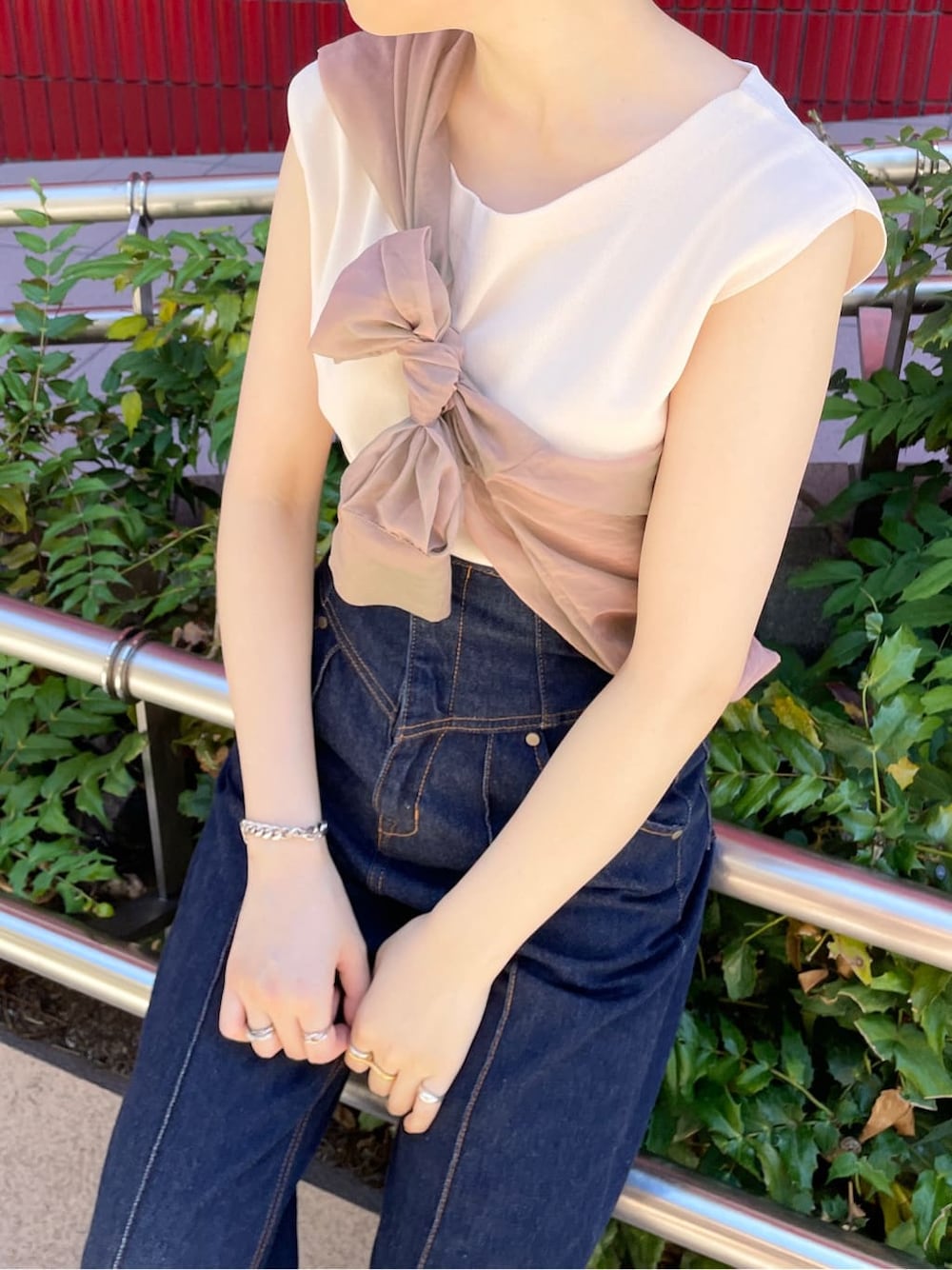 ピンク系のシャツ/ブラウス、ホワイト系のニット/セーターを着用したレディースの夏コーディネートの1枚目の写真