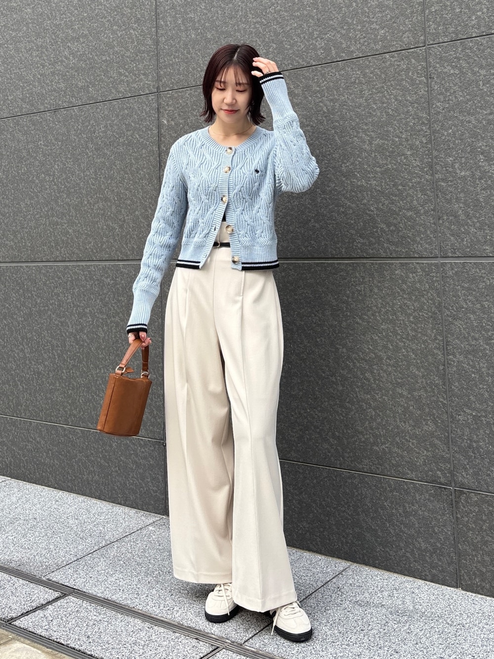 ブルー系のワンピース、ホワイト系のその他パンツ、イエロー系のハンドバッグを着用したレディースの冬コーディネートの1枚目の写真