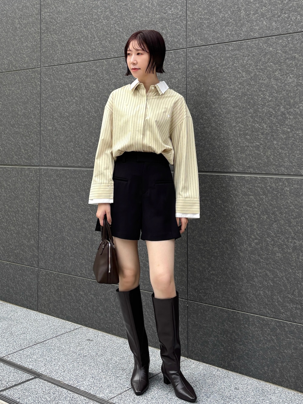 イエロー系のシャツ/ブラウス、ブラック系のその他パンツ、ブラウン系のブーツを着用したレディースの秋コーディネートの1枚目の写真