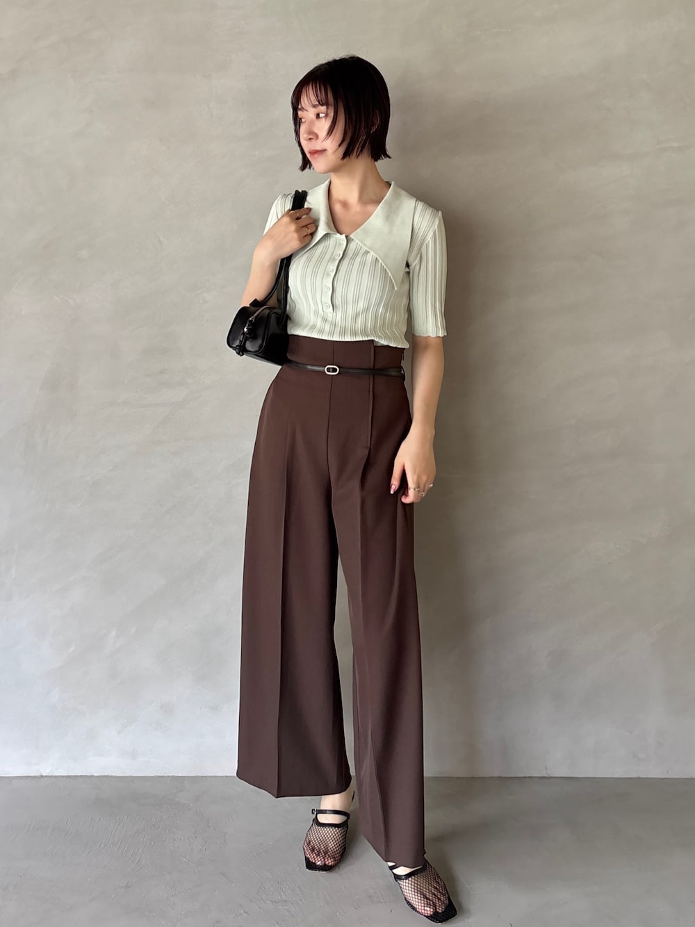 ブラウン系のその他パンツ、グリーン系のニット/セーター、ブラック系のサンダルを着用したレディースの夏コーディネートの1枚目の写真