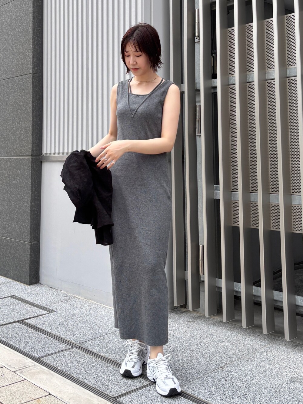 グレー系のワンピースを着用したレディースの夏コーディネートの1枚目の写真