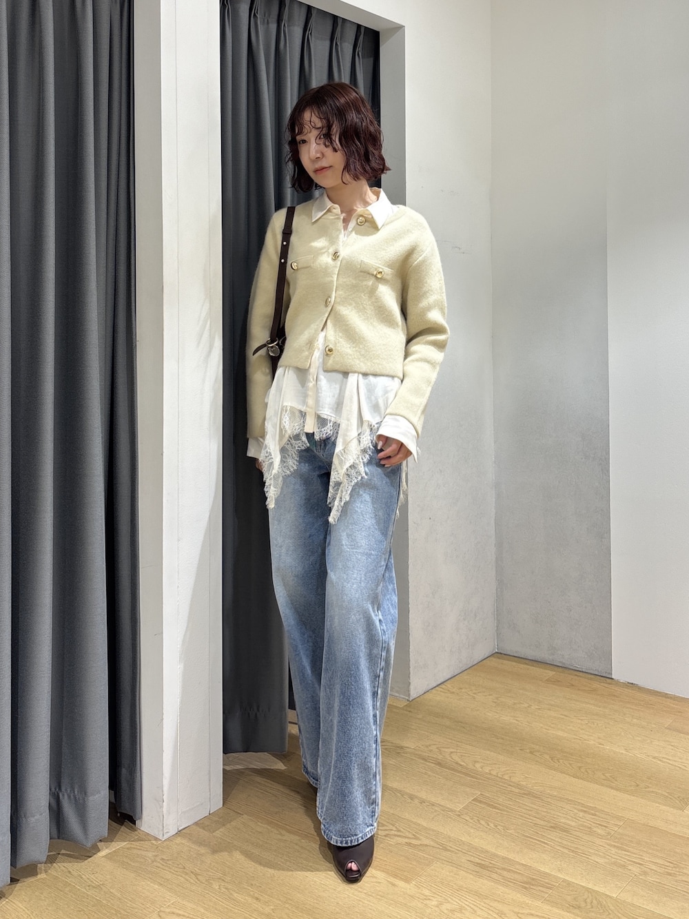 ホワイト系のシャツ/ブラウス、イエロー系のノーカラージャケット、ブルー系のデニムパンツを着用したレディースの秋コーディネートの1枚目の写真
