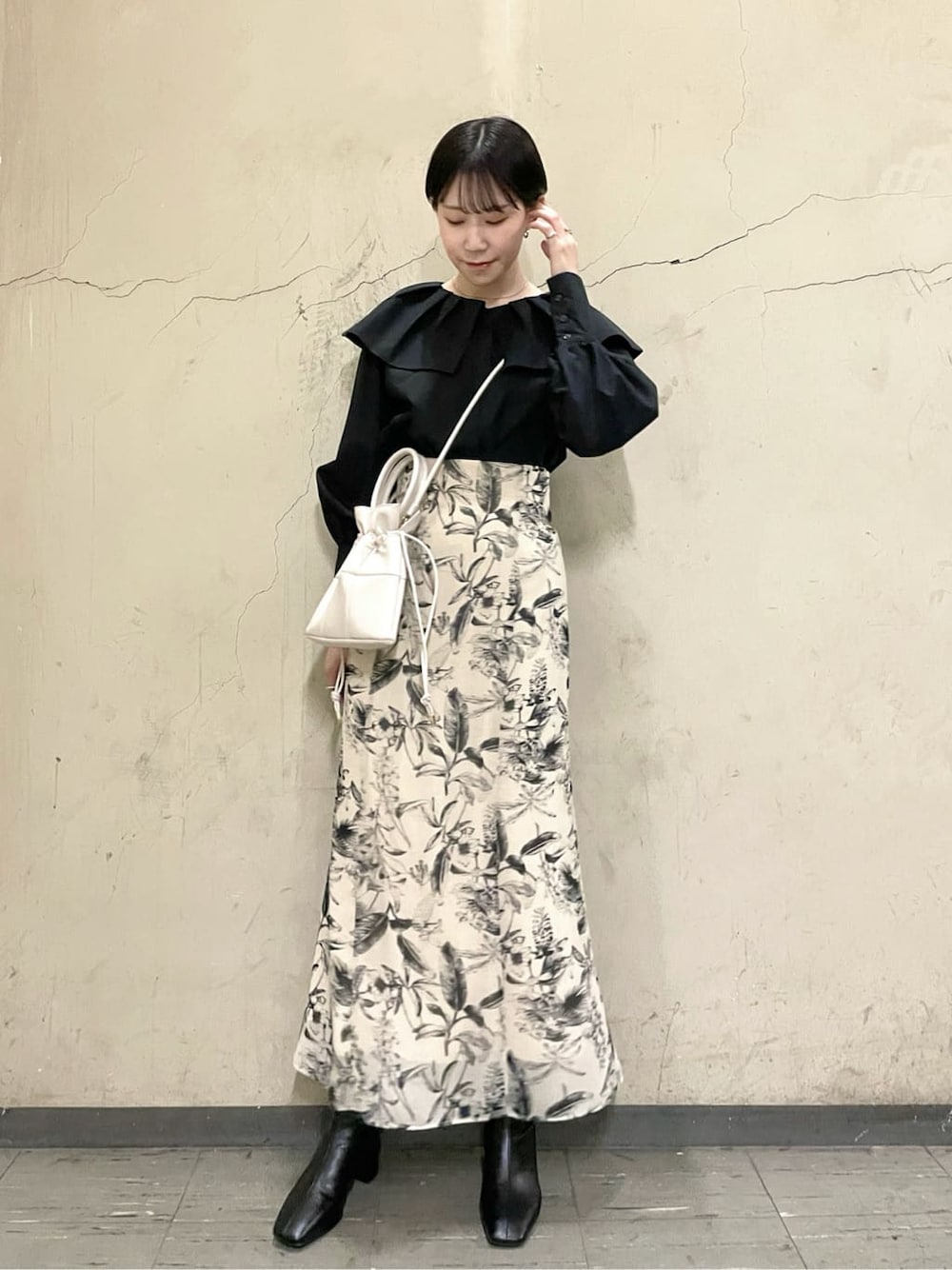 ブラック系のシャツ/ブラウス、ベージュ系のスカート、ベージュ系のスカートを着用したレディースの秋コーディネートの1枚目の写真