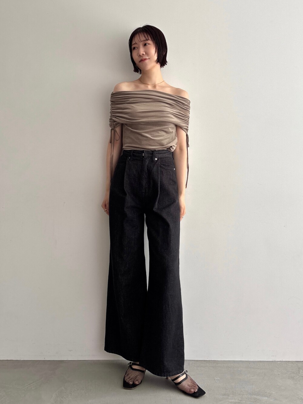 ブラック系のデニムパンツ、ブラウン系のTシャツ/カットソーを着用したレディースの夏コーディネートの1枚目の写真