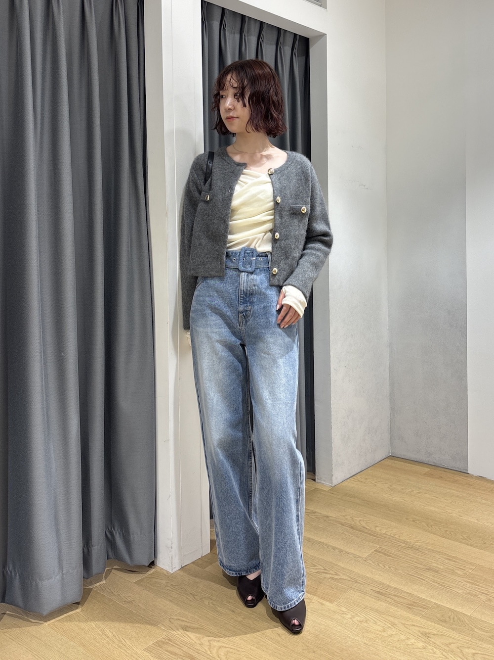 ブルー系のデニムパンツ、ホワイト系のTシャツ/カットソー、ブラウン系のパンプスを着用したレディースの秋コーディネートの1枚目の写真