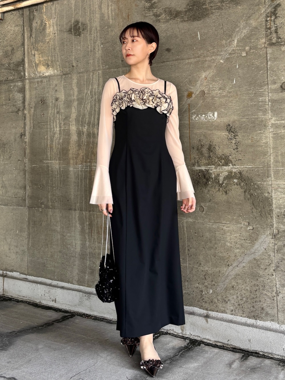 「結婚式 ワンピース、結婚式コーデ、二次会ドレス、二次会コーデ、お呼ばれコーデ、お呼ばれドレス、謝恩会、同窓会コーデ、同窓会ドレス、キャミワンピース、シアートップス、ブラックコーデ、ワンピースコーデ、春コーデ」｜「LAGUNAMOONのLADYコサージュキャミワンピース（ドレス、ブラック系）」を使った、MASAKI KISEさん（レディース・168cm）の春コーディネートの1枚目の写真