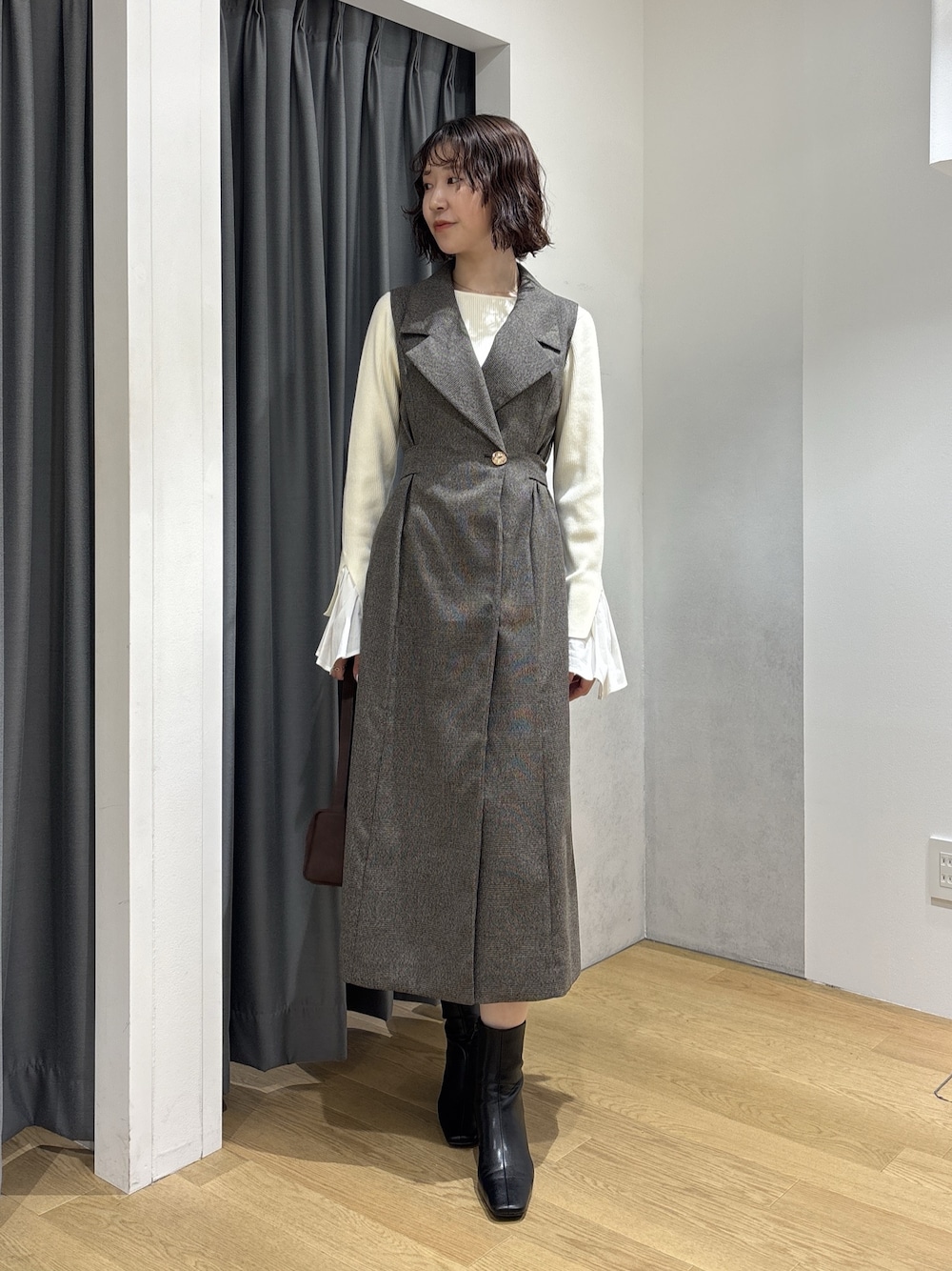 その他のワンピース、ホワイト系のニット/セーター、ブラウン系のハンドバッグを着用したレディースの秋コーディネートの1枚目の写真