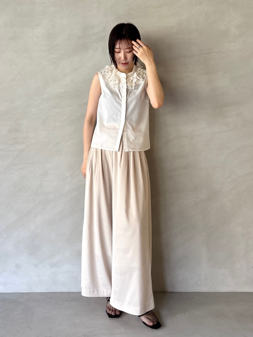 ホワイト系のその他パンツ、ホワイト系のシャツ/ブラウス、ブラック系のサンダルを着用したレディースの夏コーディネートの1枚目の写真