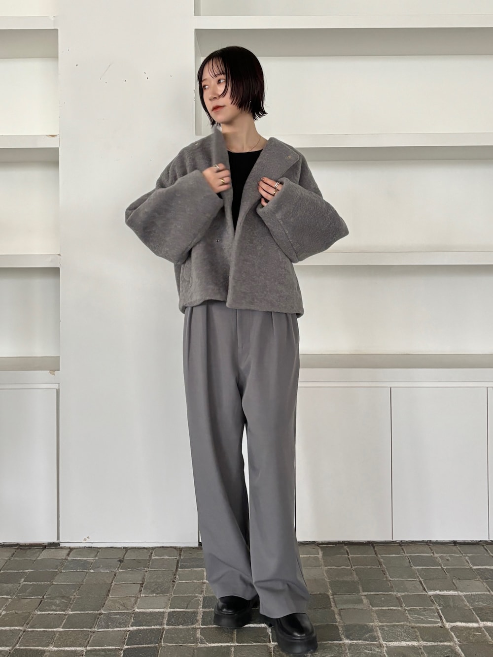グレー系のブルゾン、グレー系のその他パンツ、ブラック系のブーツを着用したレディースの秋コーディネートの1枚目の写真
