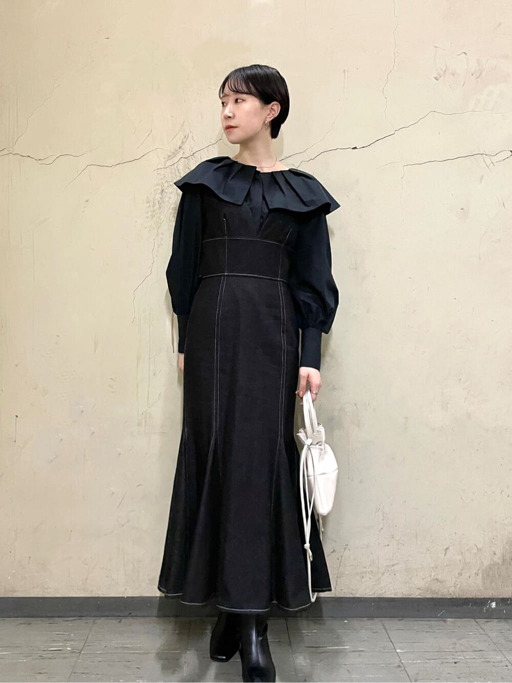 ブラック系のシャツ/ブラウス、ブラック系のブーツ、ブラック系のワンピースを着用したレディースの秋コーディネートの1枚目の写真