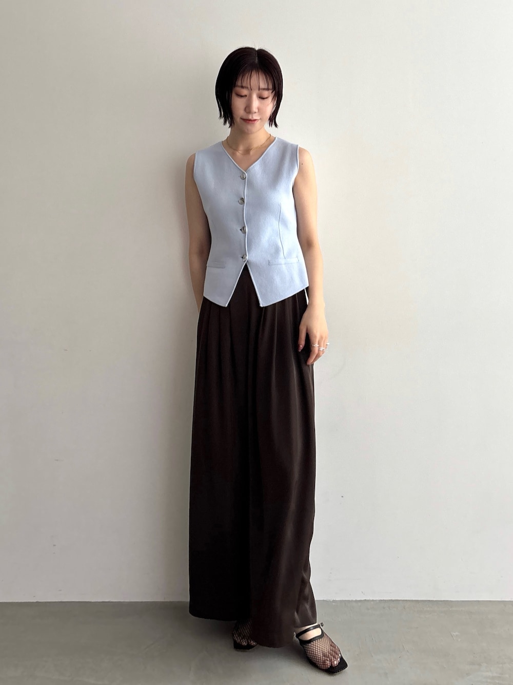 ブラウン系のその他パンツ、グレー系のニット/セーターを着用したレディースの夏コーディネートの1枚目の写真