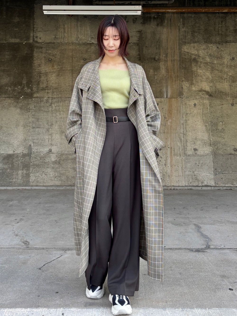 グリーン系のニット/セーター、グレー系のその他パンツ、ベージュ系のチェスターコートを着用したレディースの冬コーディネートの1枚目の写真