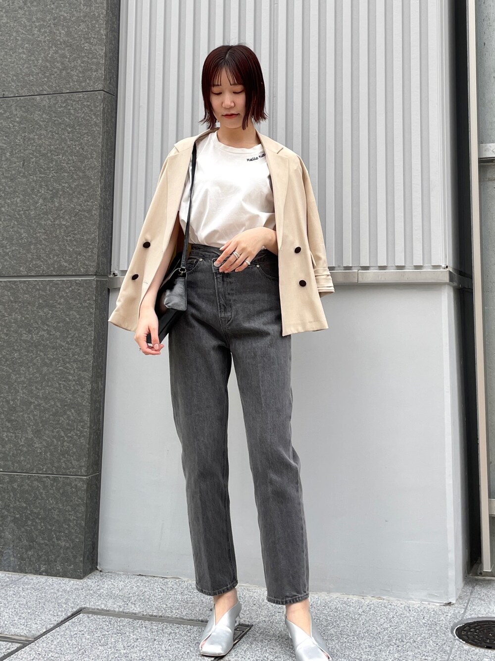 ホワイト系のTシャツ/カットソー、ベージュ系のテーラードジャケット、シルバー系のパンプスを着用したレディースの春コーディネートの1枚目の写真
