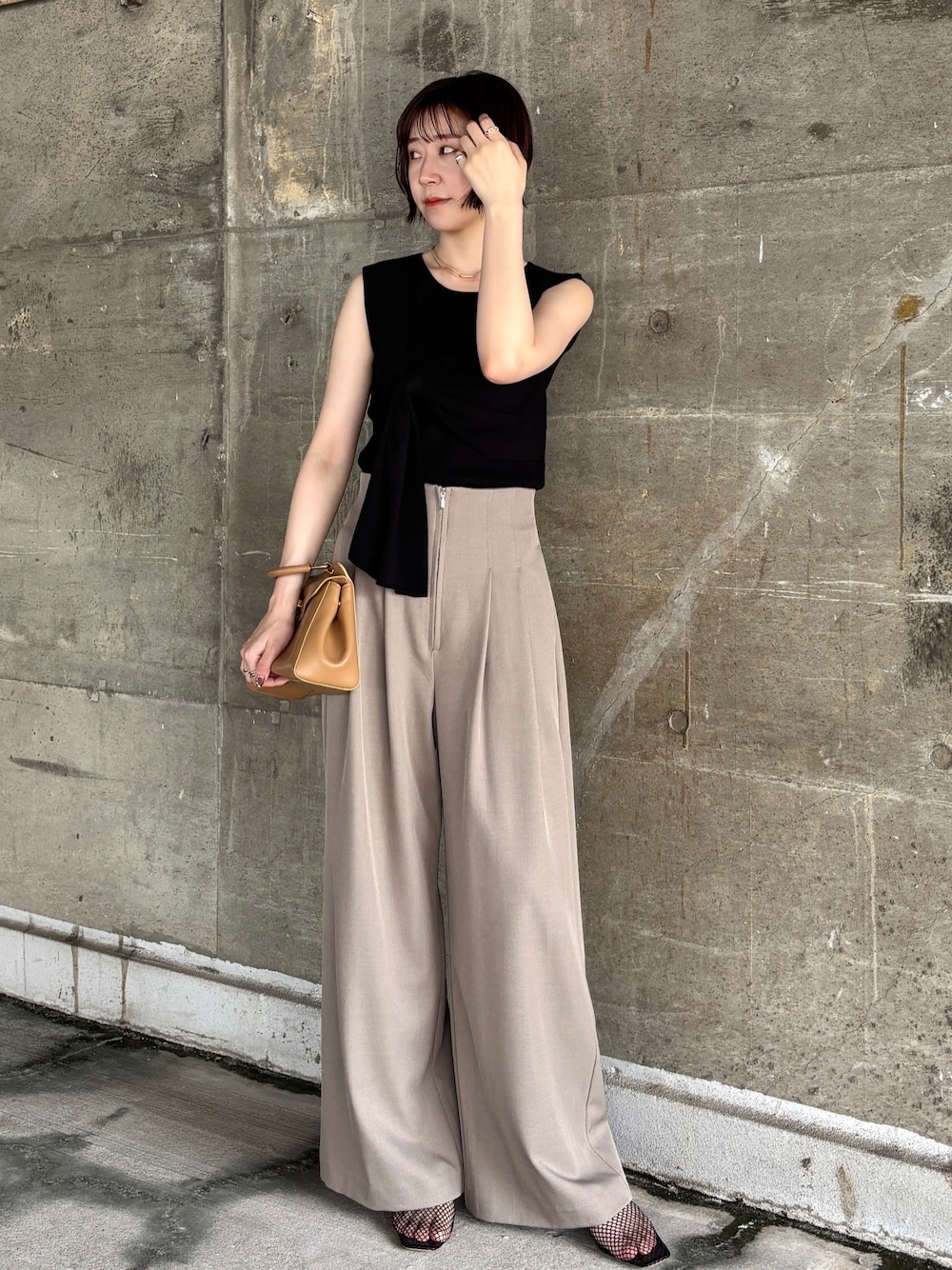 ブラウン系のその他パンツ、ブラック系のニット/セーター、ブラック系のサンダルを着用したレディースの夏コーディネートの1枚目の写真