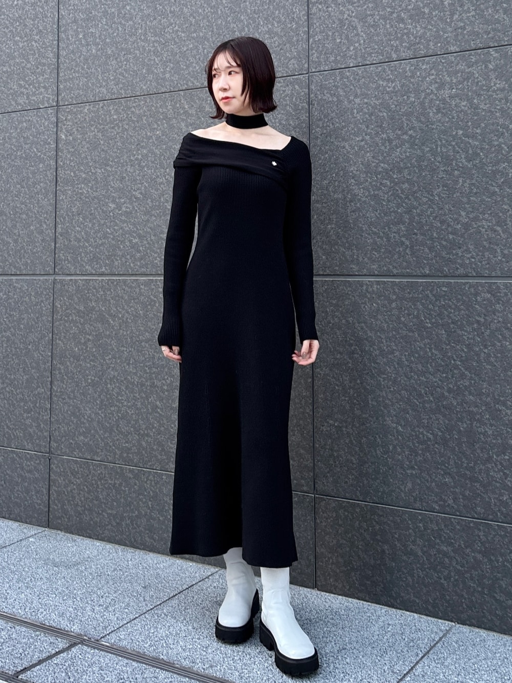 ブラック系のワンピース、グレー系のムートンコートを着用したレディースの冬コーディネートの1枚目の写真