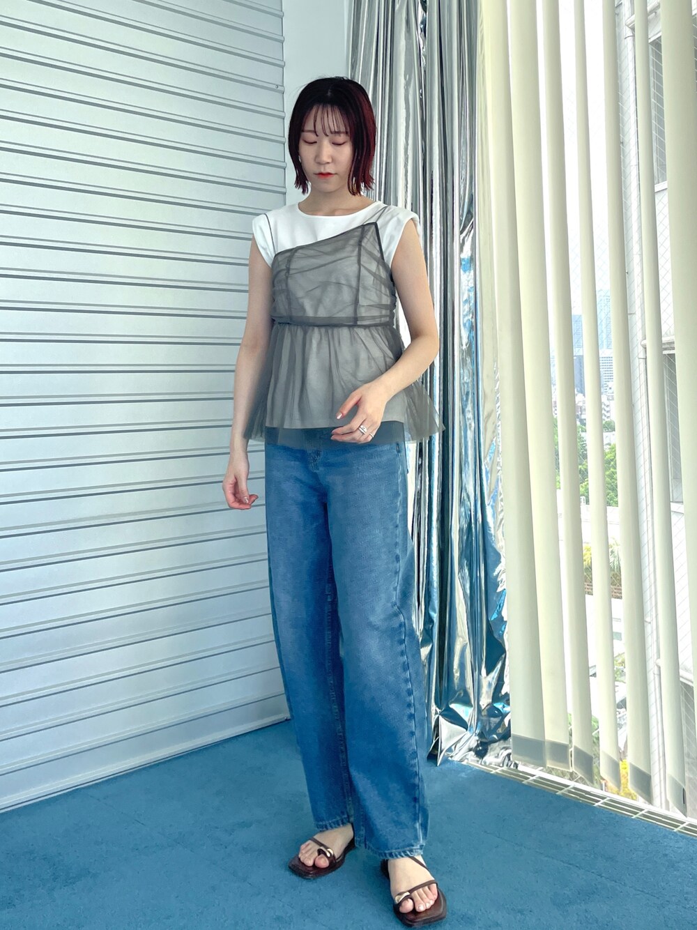 ホワイト系のワンピース、ブルー系のデニムパンツ、ホワイト系のTシャツ/カットソーを着用したレディースの夏コーディネートの1枚目の写真