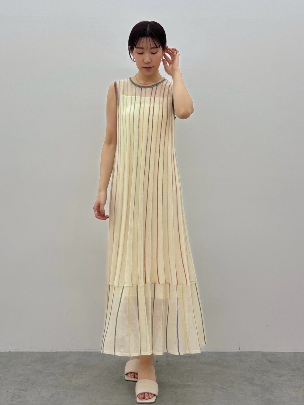 ホワイト系のワンピース、ホワイト系のサンダル、シルバー系のネックレスを着用したレディースの春コーディネートの1枚目の写真