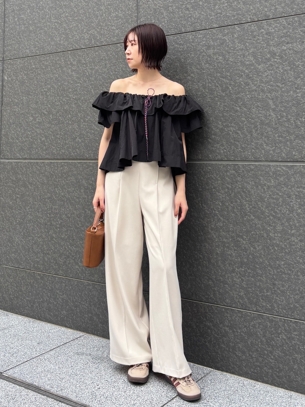 ホワイト系のその他パンツ、イエロー系のハンドバッグ、ブラック系のシャツ/ブラウスを着用したレディースの冬コーディネートの1枚目の写真