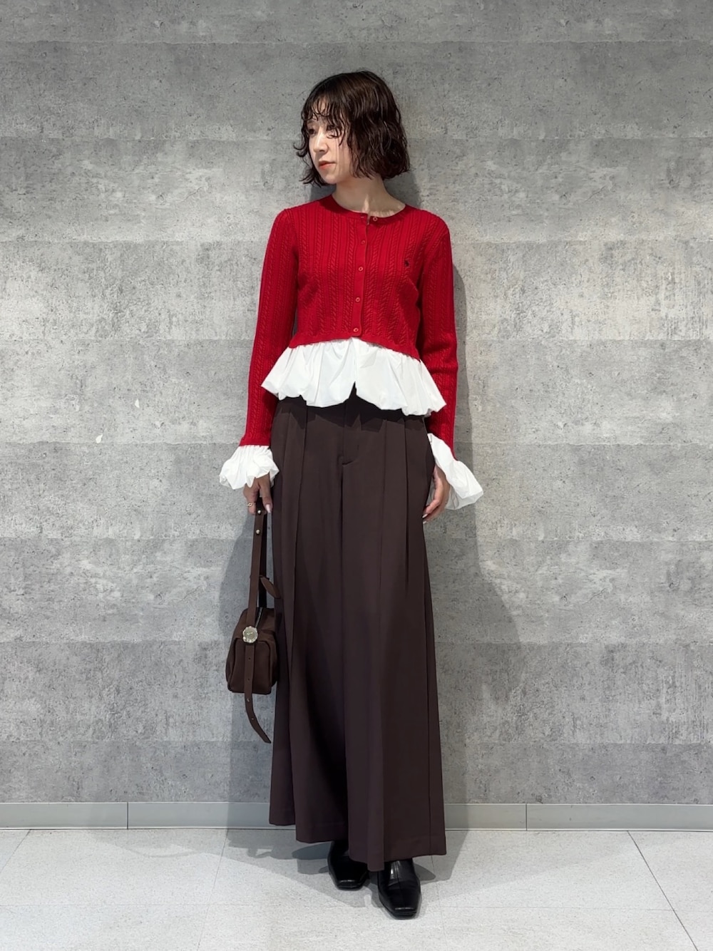 ブラウン系のその他パンツ、ブラウン系のハンドバッグ、ブラック系のブーツを着用したレディースの秋コーディネートの1枚目の写真