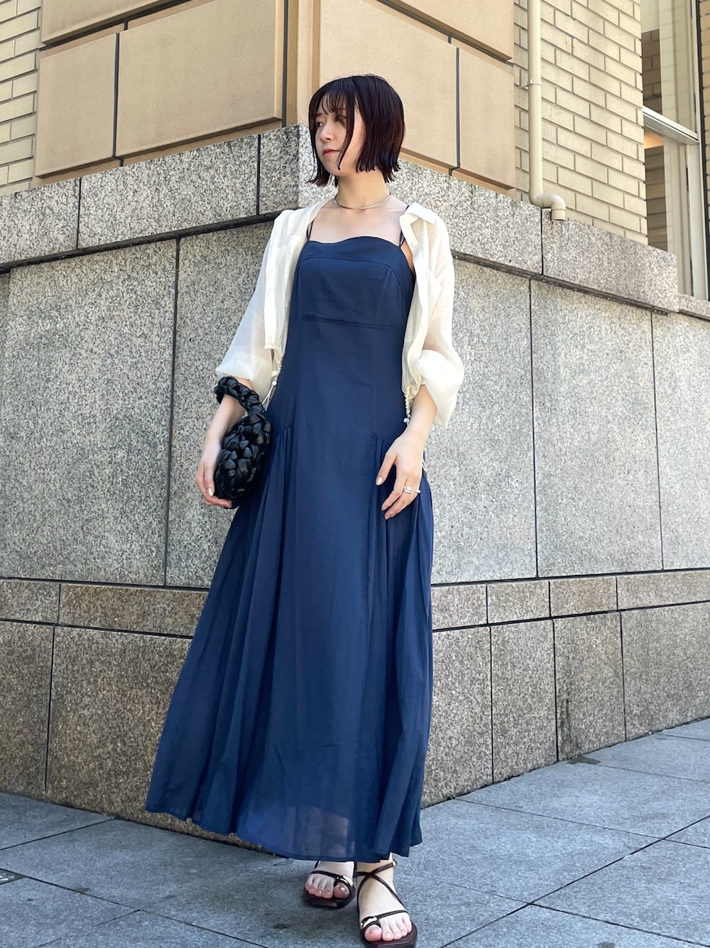 ブラウン系のサンダル、ブルー系のワンピース、ホワイト系のシャツ/ブラウスを着用したレディースの夏コーディネートの1枚目の写真