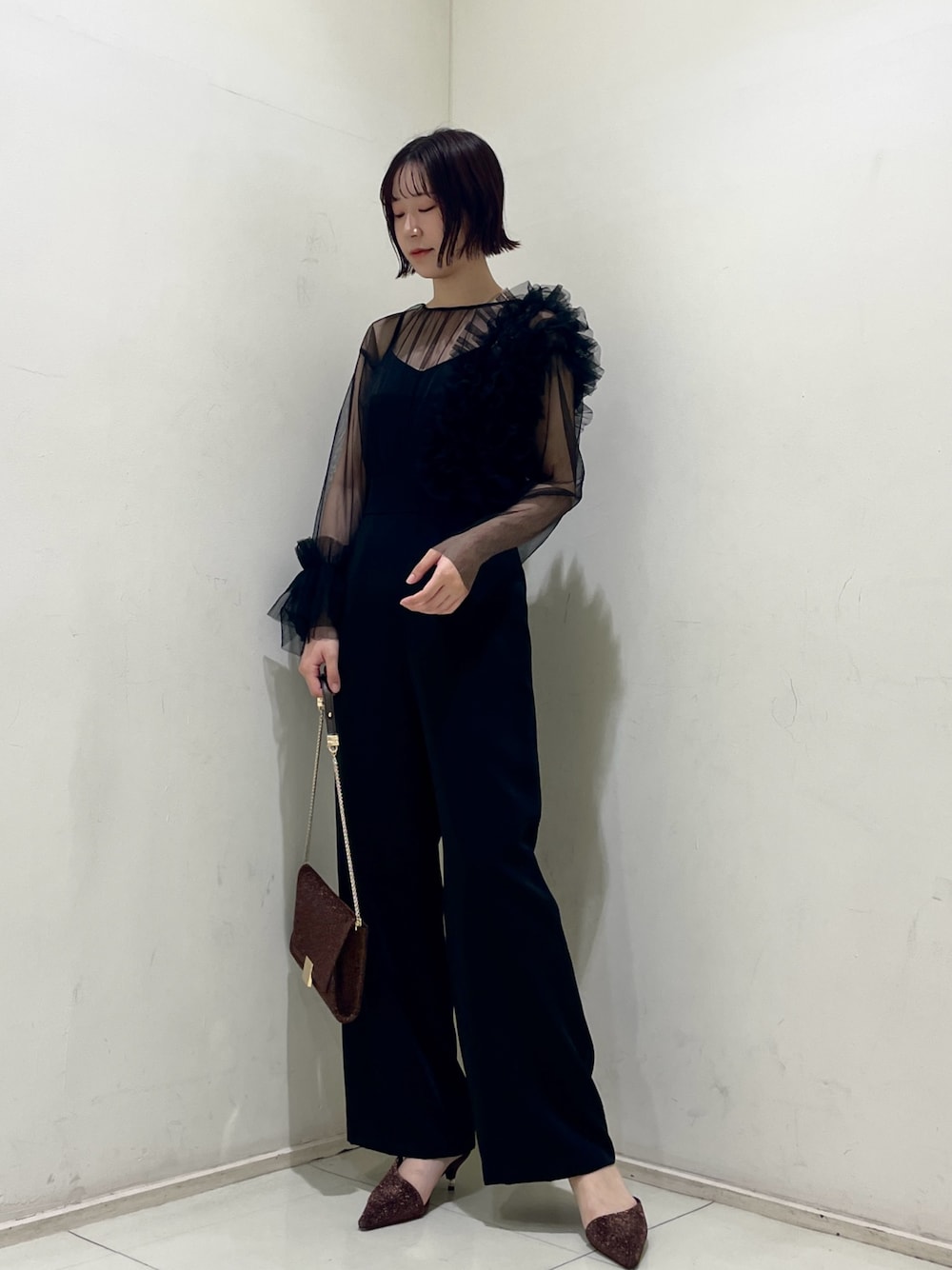 その他のパンプス、その他のクラッチバッグ、ブラック系のパンツドレスを着用したレディースの夏コーディネートの1枚目の写真