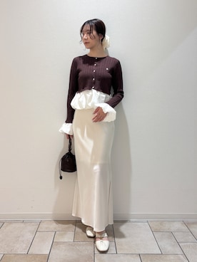「LAGUNAMOON（ラグナムーン）のスリットサテンナロースカート 【夏服】【オフィスカジュアル】【マシンウォッシャブル】【接触冷感】（スカート、ホワイト系）」を使った、MASAKI KISEさん（レディース・168cm）の夏コーディネート