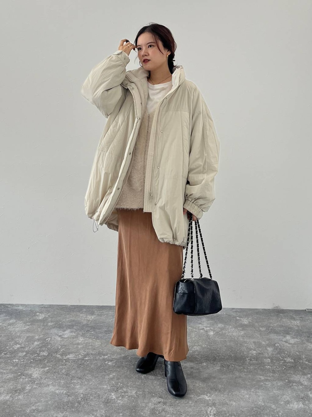 ホワイト系のブルゾン、ホワイト系のベスト、ホワイト系のTシャツ/カットソーを着用したレディースの秋コーディネートの1枚目の写真