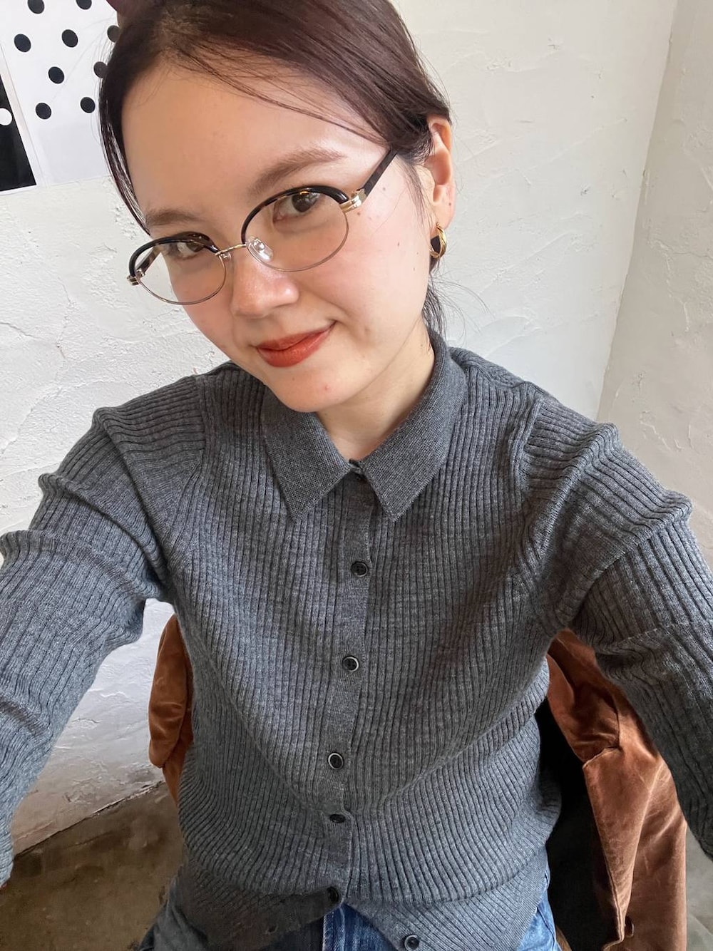 その他のメガネを着用したレディースの秋コーディネートの1枚目の写真