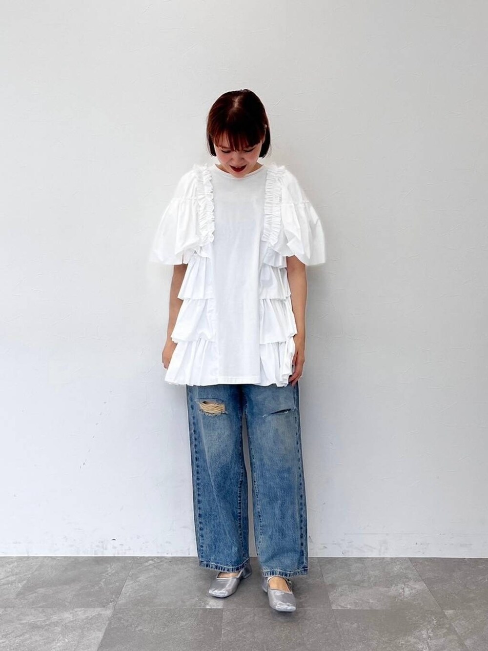 「ゆったり、ベーシック/シンプル、LOWRYS FARM、ローリーズスタイル_LOWRYS FARM、デニムパンツ、カジュアル」｜「LOWRYS FARMのチュールストラップシューズ  100503（その他シューズ、シルバー系）」を使った、pecoさん（レディース・166cm）の春コーディネートの1枚目の写真