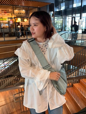 「LOWRYS FARM（ローリーズファーム）のＢＩＧショルダーＢＡＧ 648353（ショルダーバッグ、ブルー系）」を使った、pecoさん（レディース・165cm）の春コーディネート