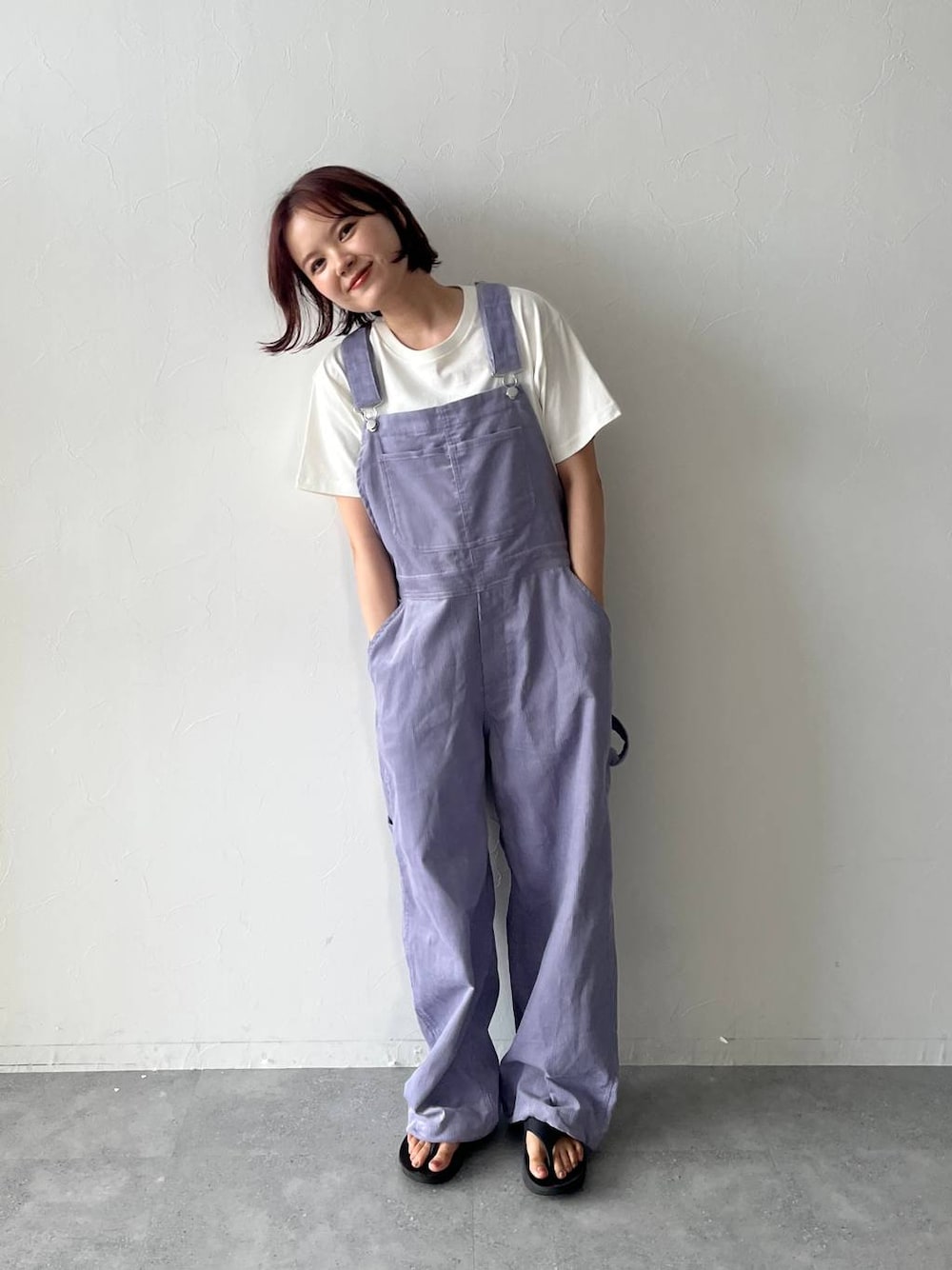 「ゆったり、ベーシック/シンプル、カジュアル、LOWRYS FARM、ローリーズスタイル_LOWRYS FARM、ユニセックス、オーバーサイズ」｜「LOWRYS FARMの【LFM(U)】コーデュロイオーバーオール　599586（サロペット/オーバーオール、パープル系）」を使った、pecoさん（レディース・165cm）の夏コーディネートの1枚目の写真
